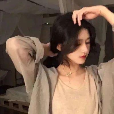 与一位女士合影